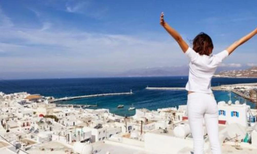 Τουρισμός: Ταξιδιώτες από ΕΕ και 5 ακόμη χώρες έρχονται στην Ελλάδα -Ποιες οι προϋποθέσεις